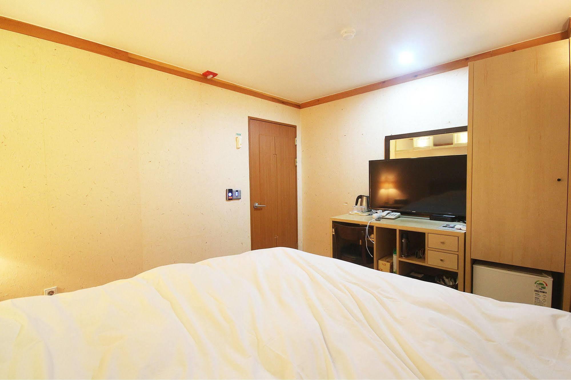 Jeonju Tourist Hotel Екстер'єр фото